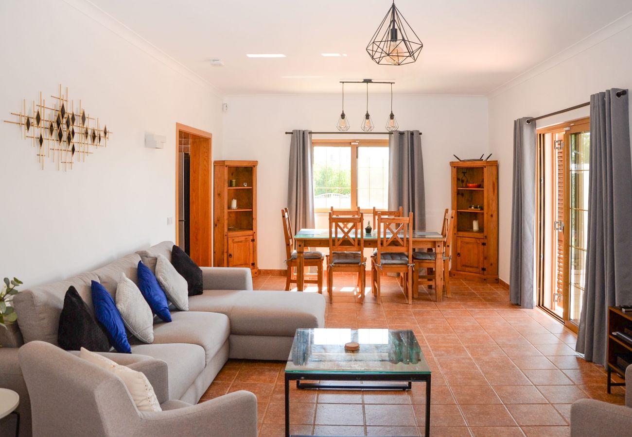 House in Lagoa - Casa Rina - Private swimming pool, 5 min drive to beaches & 7 min to town 