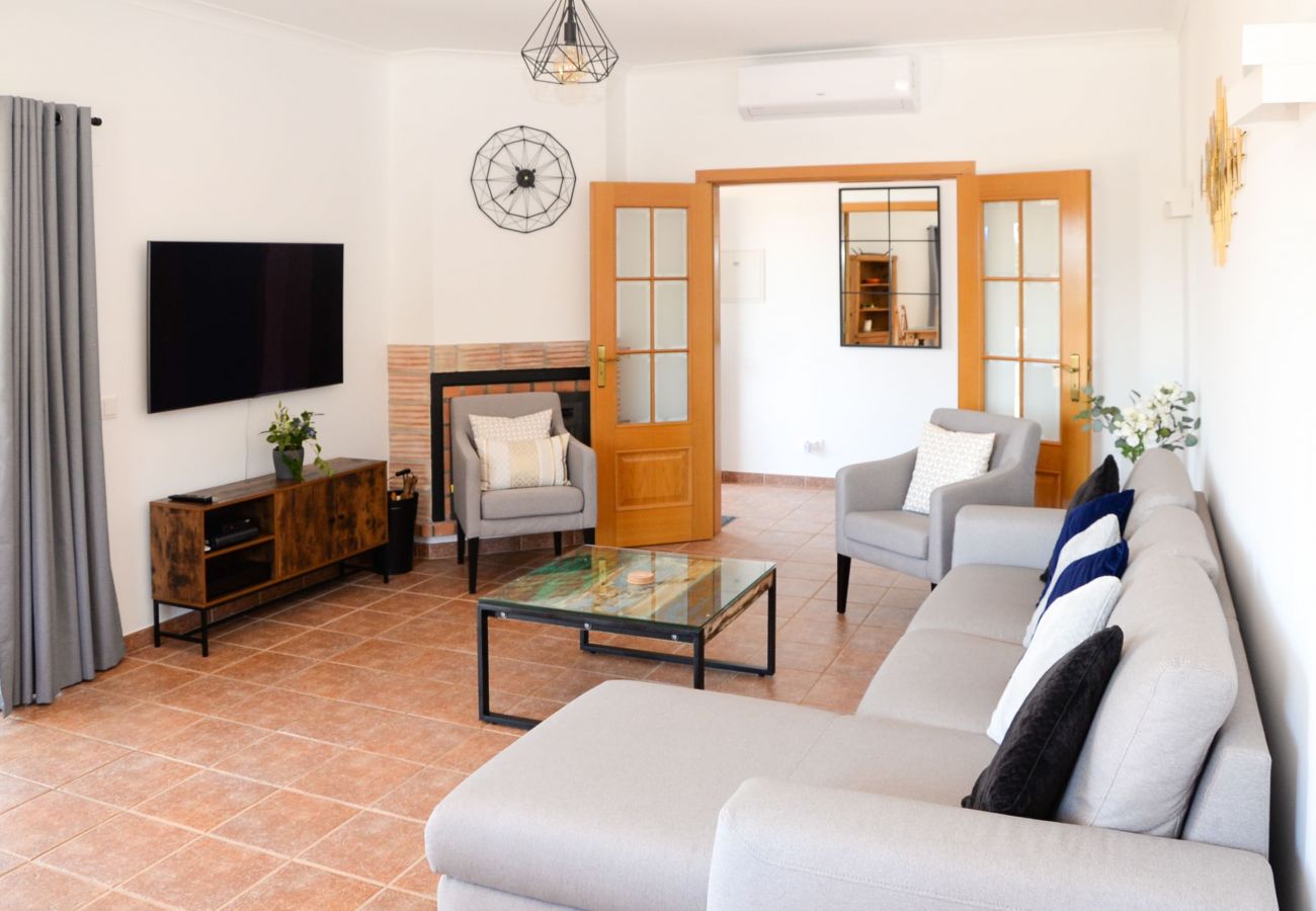 House in Lagoa - Casa Rina - Private swimming pool, 5 min drive to beaches & 7 min to town 