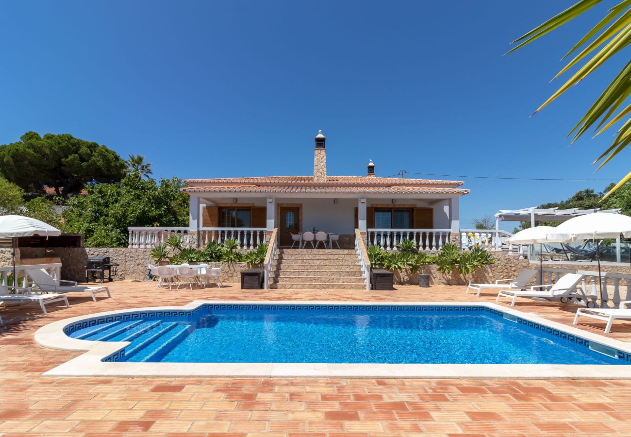 House in Lagoa - Casa Rina - Private swimming pool, 5 min drive to beaches & 7 min to town 