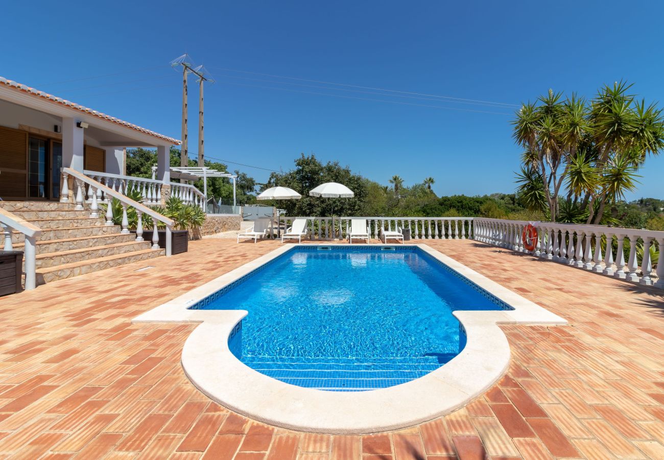 House in Lagoa - Casa Rina - Private swimming pool, 5 min drive to beaches & 7 min to town 