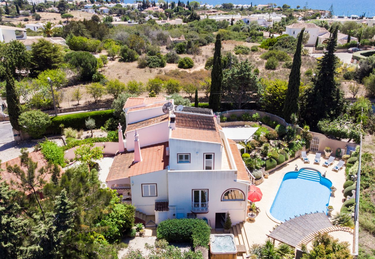 Villa in Carvoeiro - Villa Madrugada - Private swimming pool, walking distance to town centre & beach 