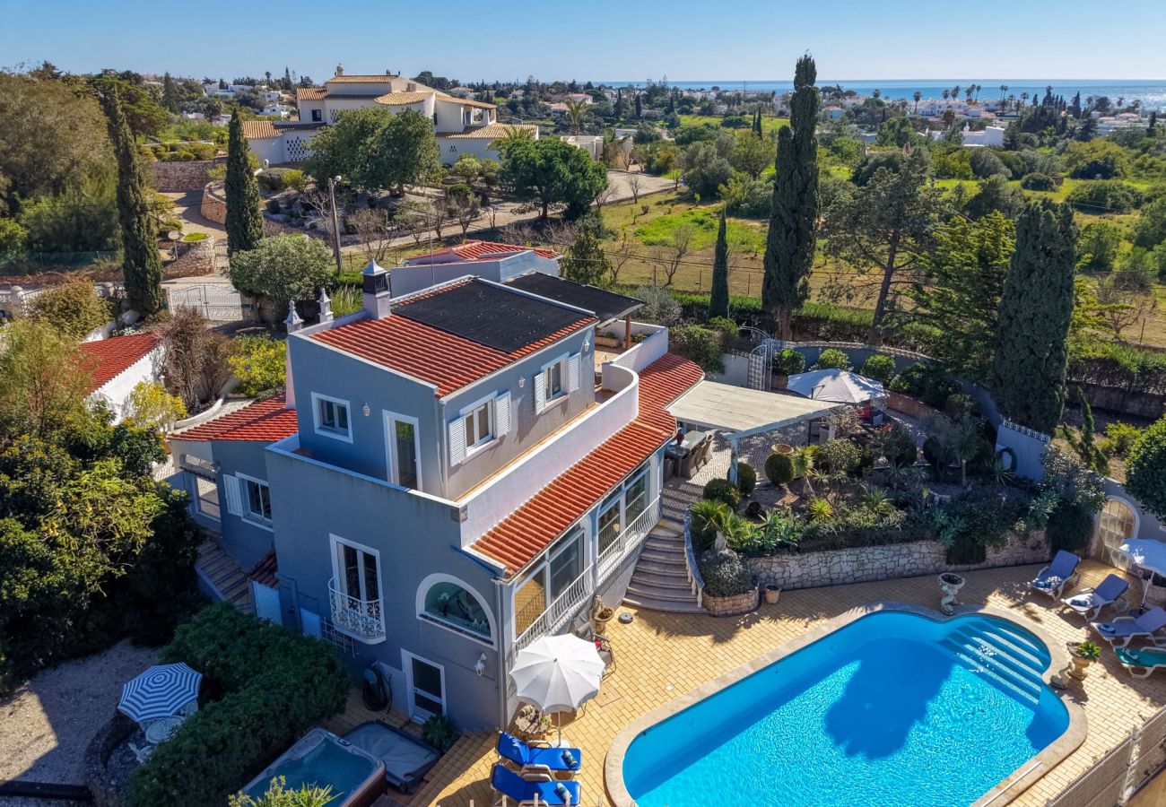 Villa in Carvoeiro - Villa Madrugada - Swimming pool, jacuzzi, walking distance to town centre & beach 