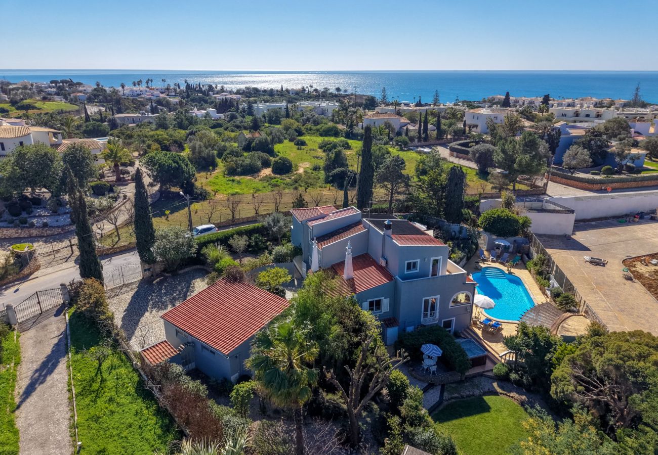 Villa in Carvoeiro - Villa Madrugada - Swimming pool, jacuzzi, walking distance to town centre & beach 