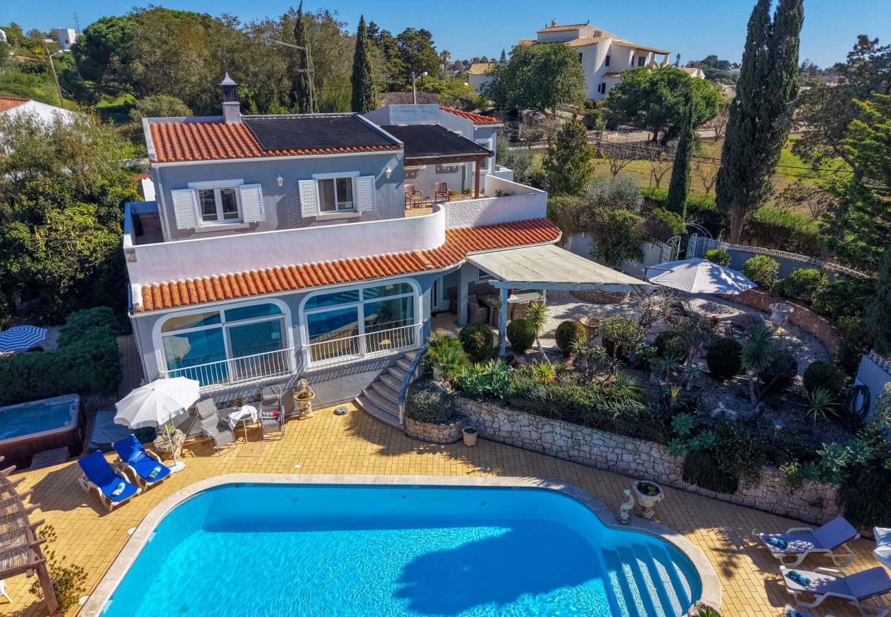 Villa in Carvoeiro - Villa Madrugada - Swimming pool, jacuzzi, walking distance to town centre & beach 