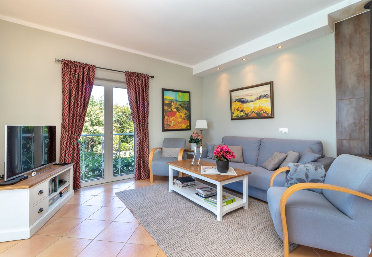 Villa in Carvoeiro - Villa Madrugada - Swimming pool, jacuzzi, walking distance to town centre & beach 