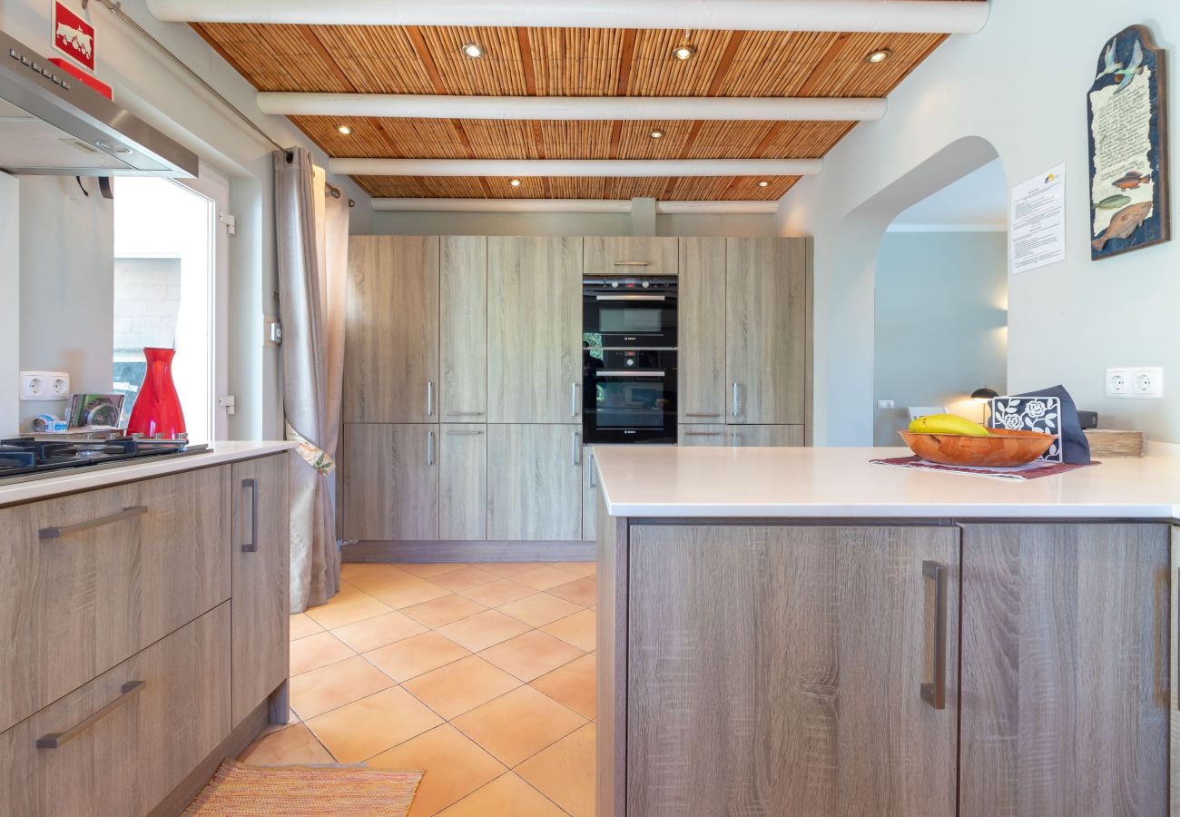 Villa in Carvoeiro - Villa Madrugada - Swimming pool, jacuzzi, walking distance to town centre & beach 