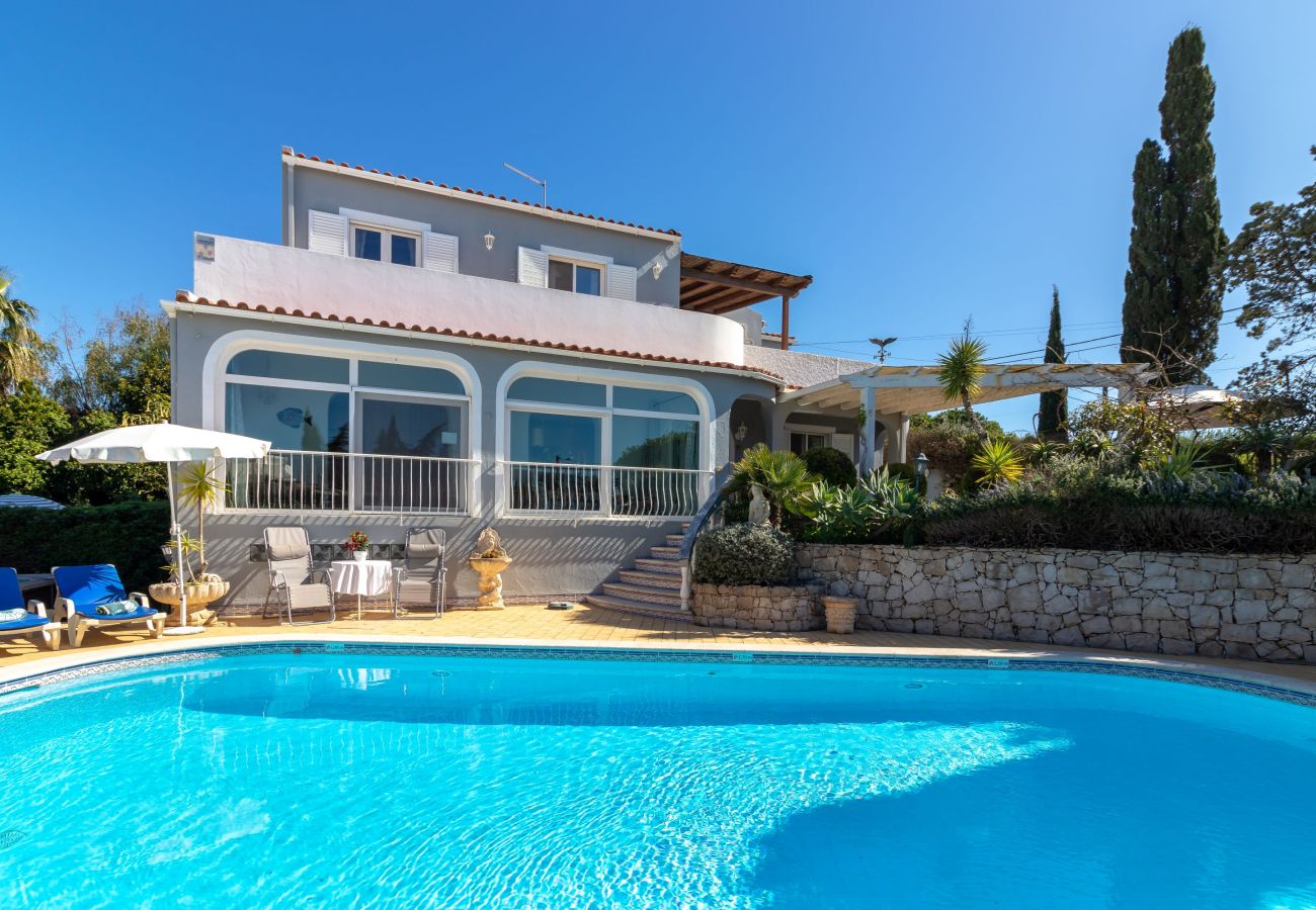 Villa in Carvoeiro - Villa Madrugada - Swimming pool, jacuzzi, walking distance to town centre & beach 