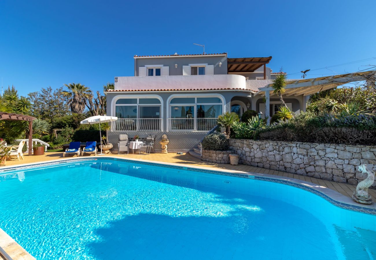 Villa in Carvoeiro - Villa Madrugada - Swimming pool, jacuzzi, walking distance to town centre & beach 
