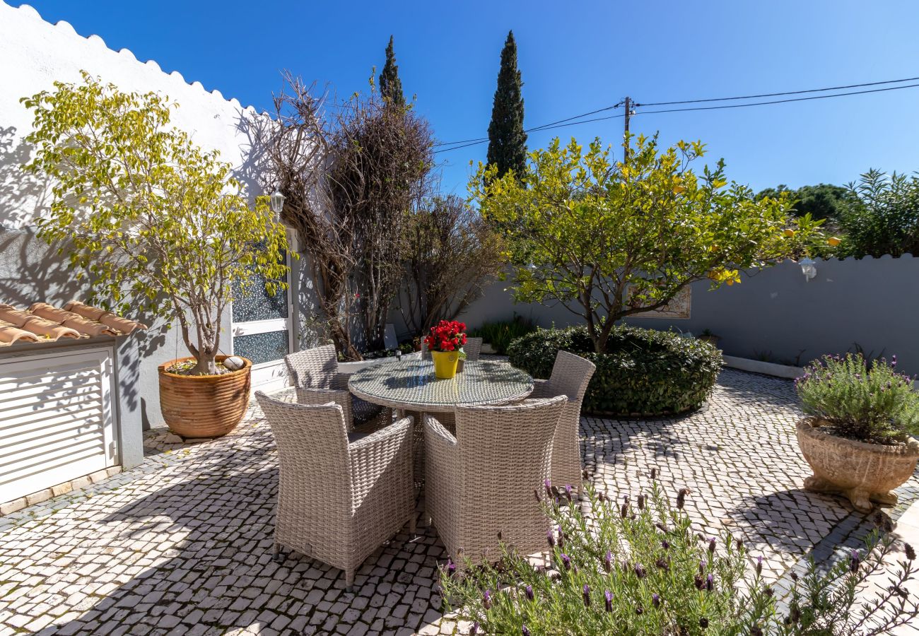 Villa in Carvoeiro - Villa Madrugada - Swimming pool, jacuzzi, walking distance to town centre & beach 