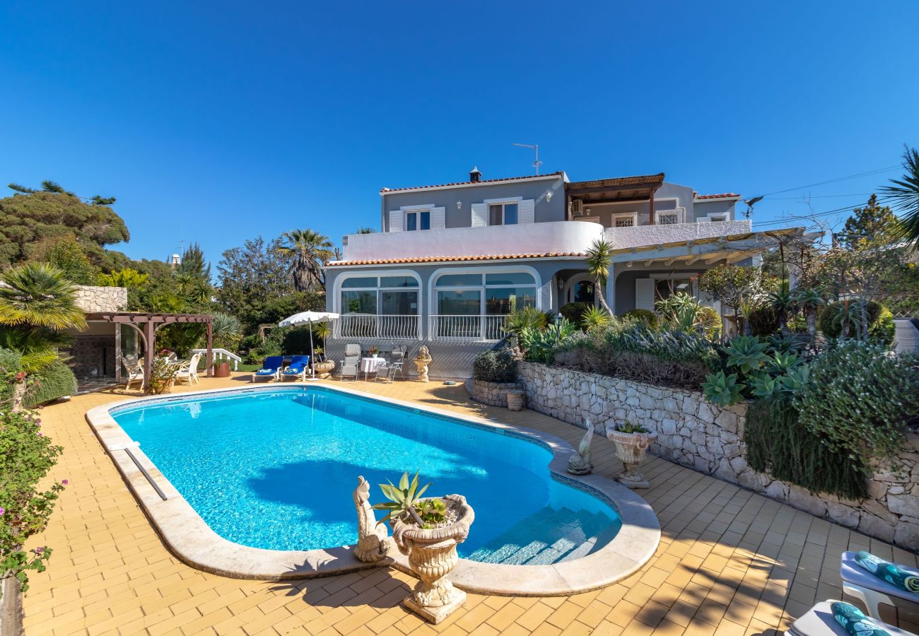 Villa in Carvoeiro - Villa Madrugada - Swimming pool, jacuzzi, walking distance to town centre & beach 