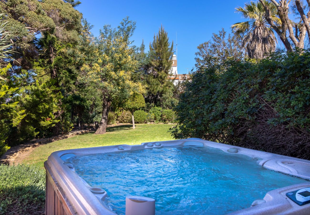 Villa in Carvoeiro - Villa Madrugada - Swimming pool, jacuzzi, walking distance to town centre & beach 