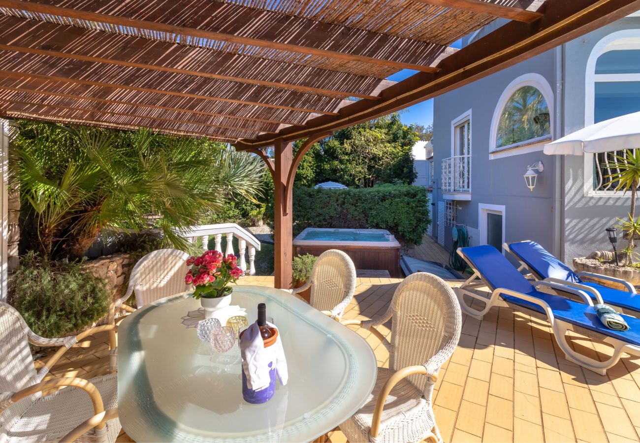 Villa in Carvoeiro - Villa Madrugada - Swimming pool, jacuzzi, walking distance to town centre & beach 