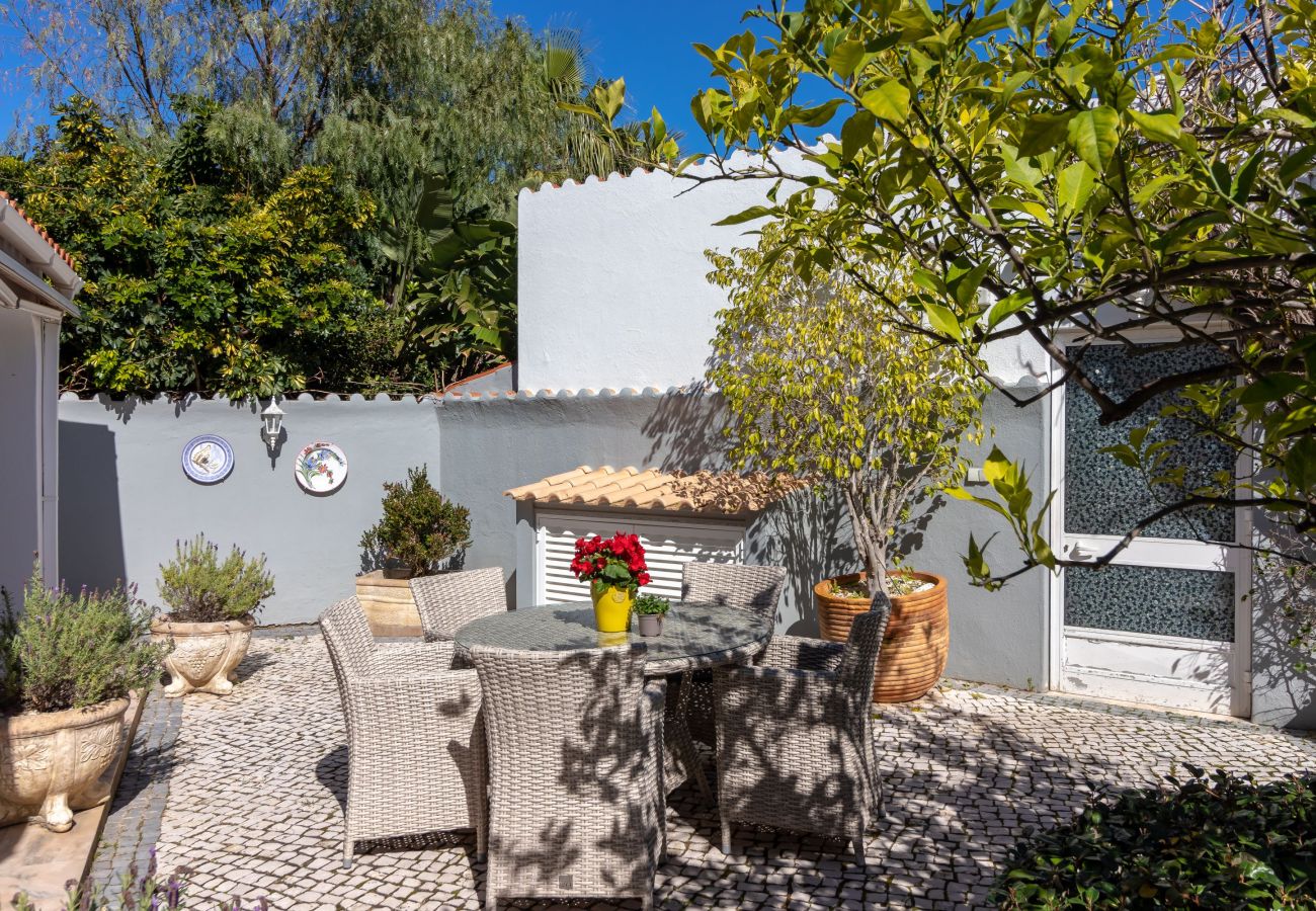 Villa in Carvoeiro - Villa Madrugada - Swimming pool, jacuzzi, walking distance to town centre & beach 
