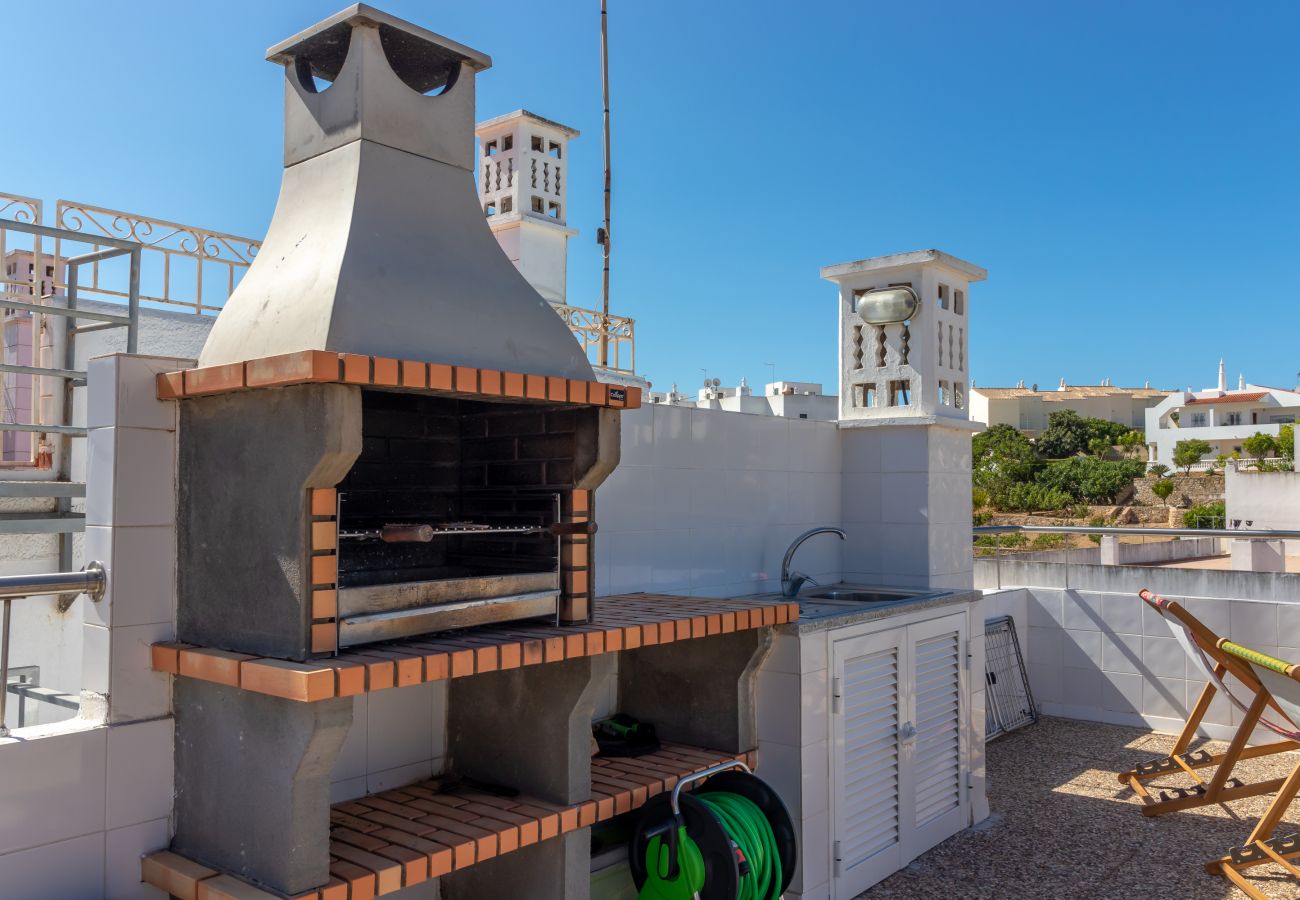 House in Carvoeiro - Casa Ayla - 2 bedrooms, jacuzzi, sea views & close to beach 