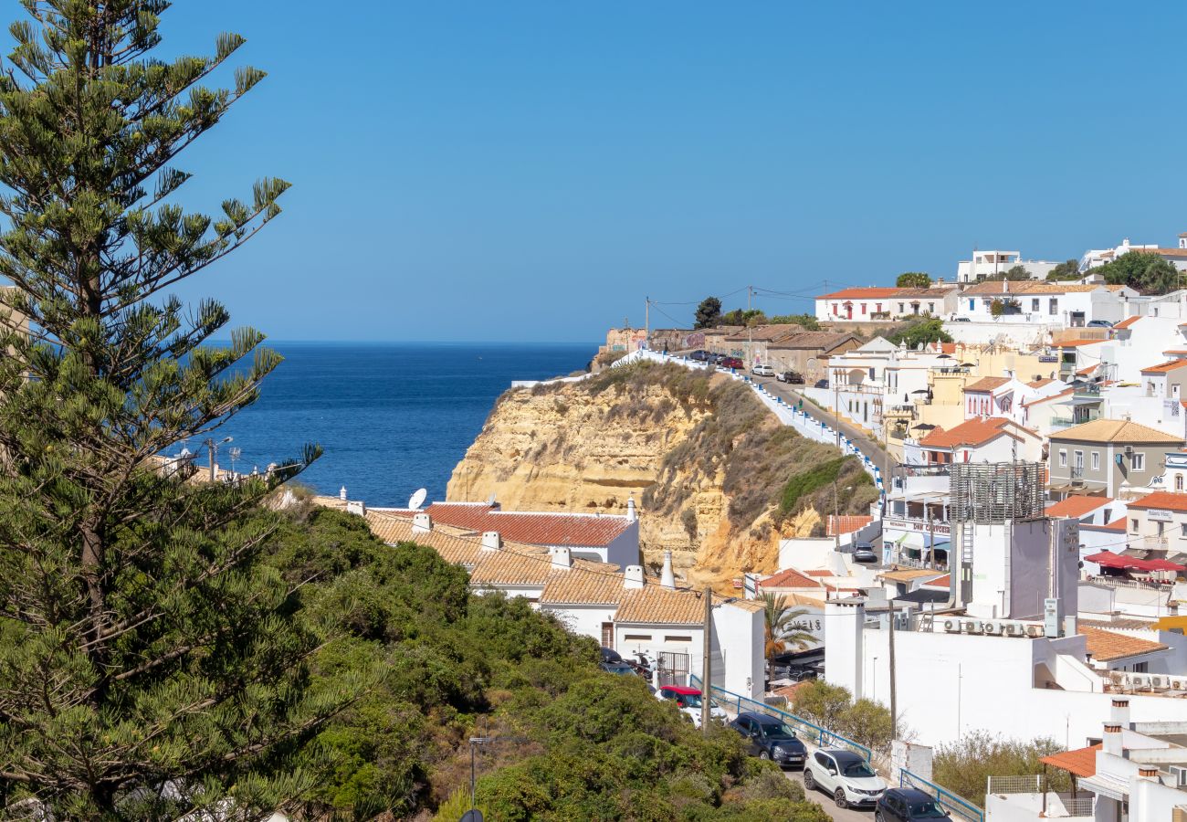 House in Carvoeiro - Casa Ayla - 2 bedrooms, jacuzzi, sea views & close to beach 