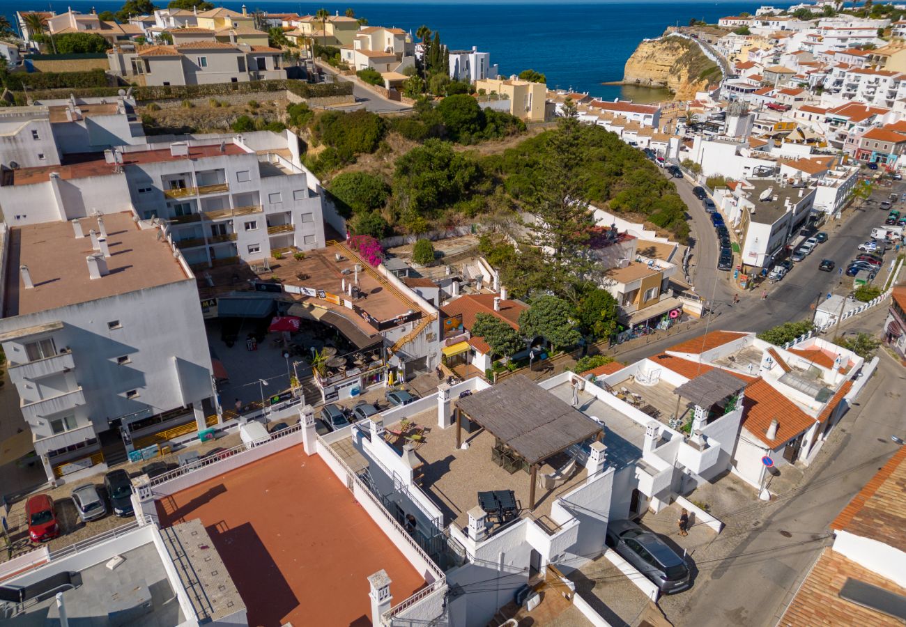 House in Carvoeiro - Casa Ayla - 2 bedrooms, jacuzzi, sea views & close to beach 