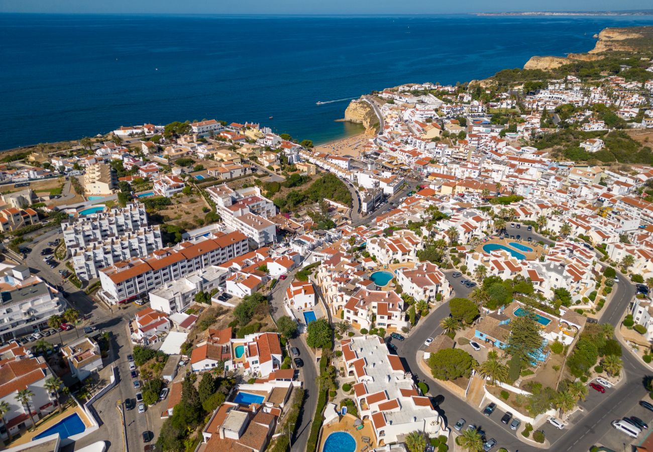 House in Carvoeiro - Casa Ayla - 2 bedrooms, jacuzzi, sea views & close to beach 