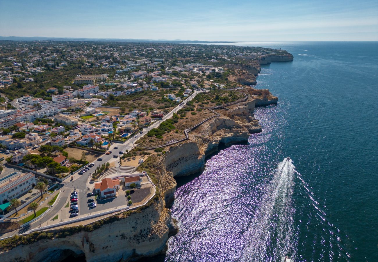 House in Carvoeiro - Casa Ayla - 2 bedrooms, jacuzzi, sea views & close to beach 