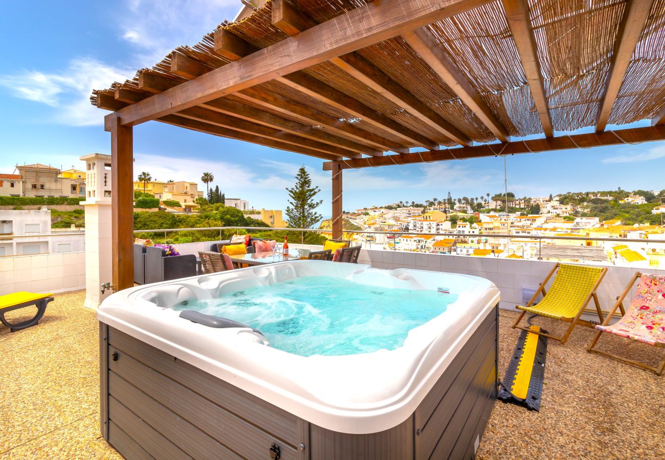 House in Carvoeiro - Casa Ayla - 2 bedrooms, jacuzzi, sea views & close to beach 