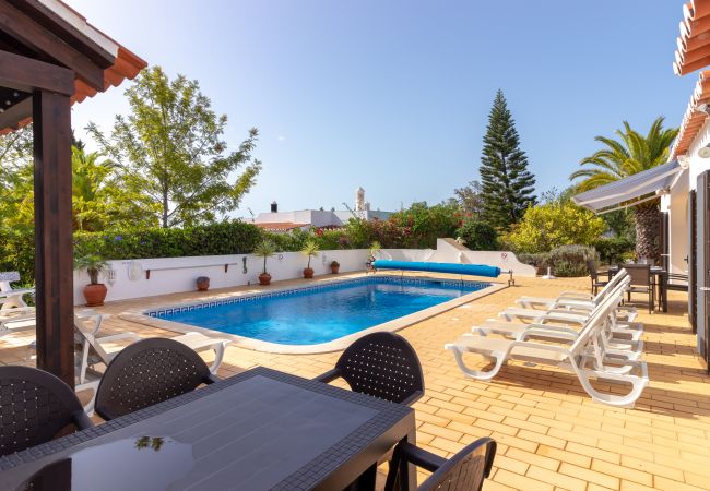 Villa in Carvoeiro - Casa Santa Barbara - Heated swimming pool, ping pong table, just 1km from beach 