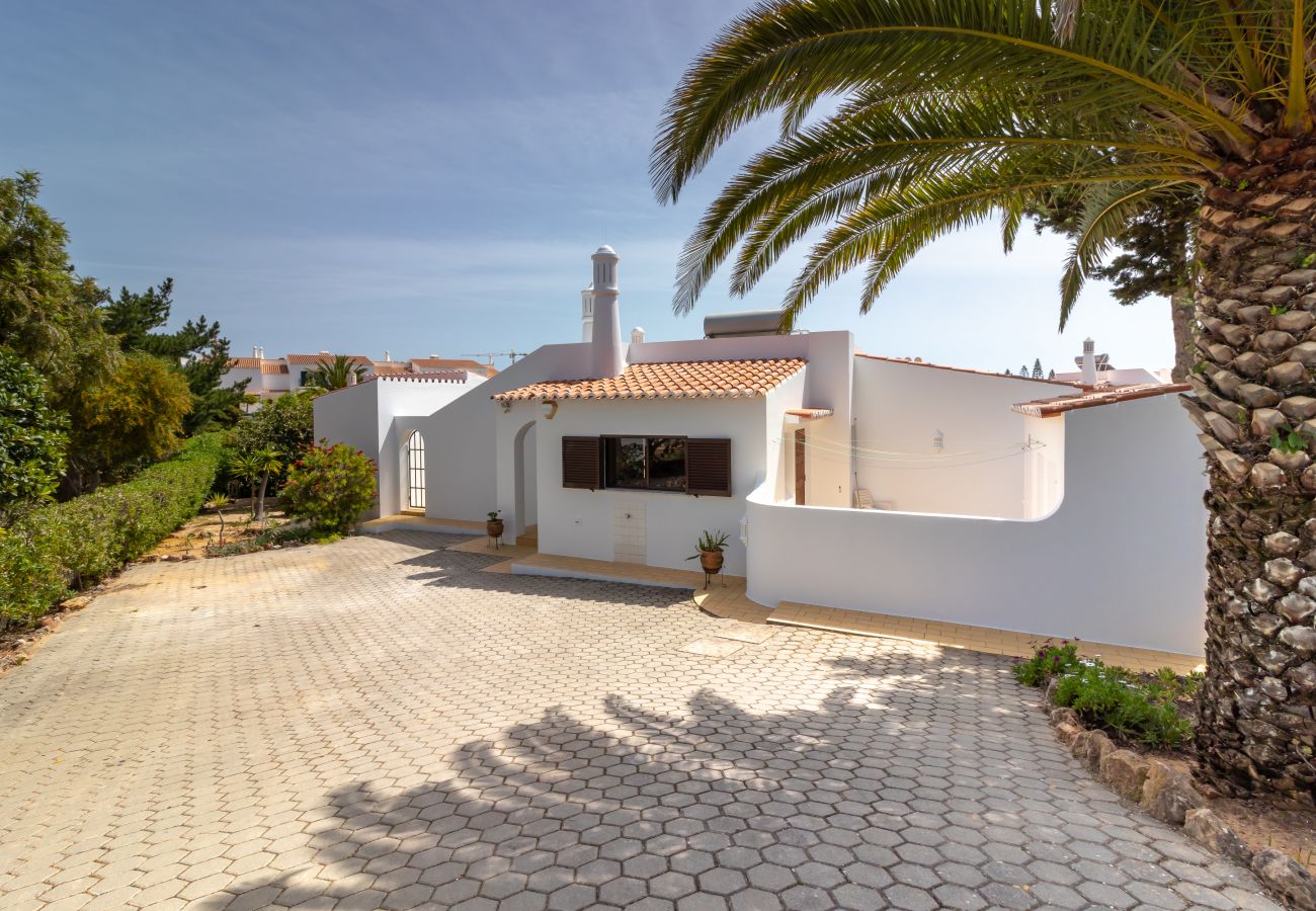 Villa in Carvoeiro - Casa Ballyhale - Private swimming pool, walking distance to beach & golf course 