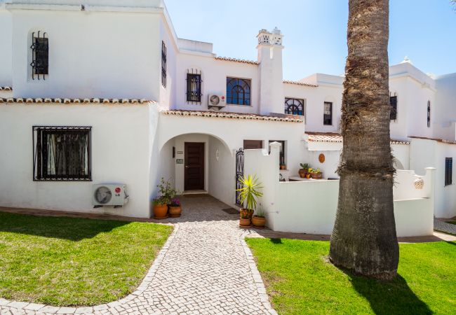 House in Carvoeiro - Casa Borboleta - Communal pool, sea views & 350m from beach & town