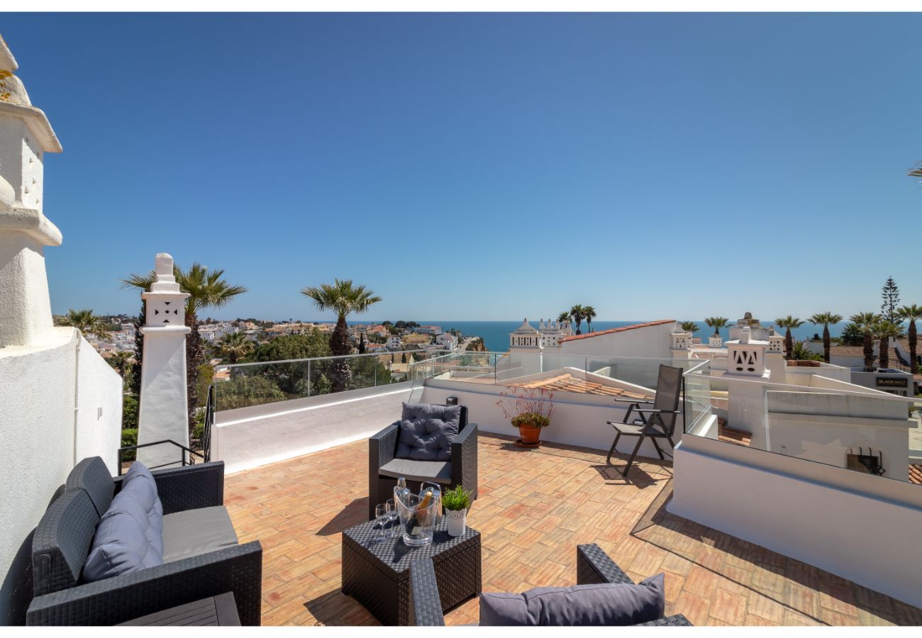 House in Carvoeiro - Casa Borboleta - Communal pool, sea views & 350m from beach & town