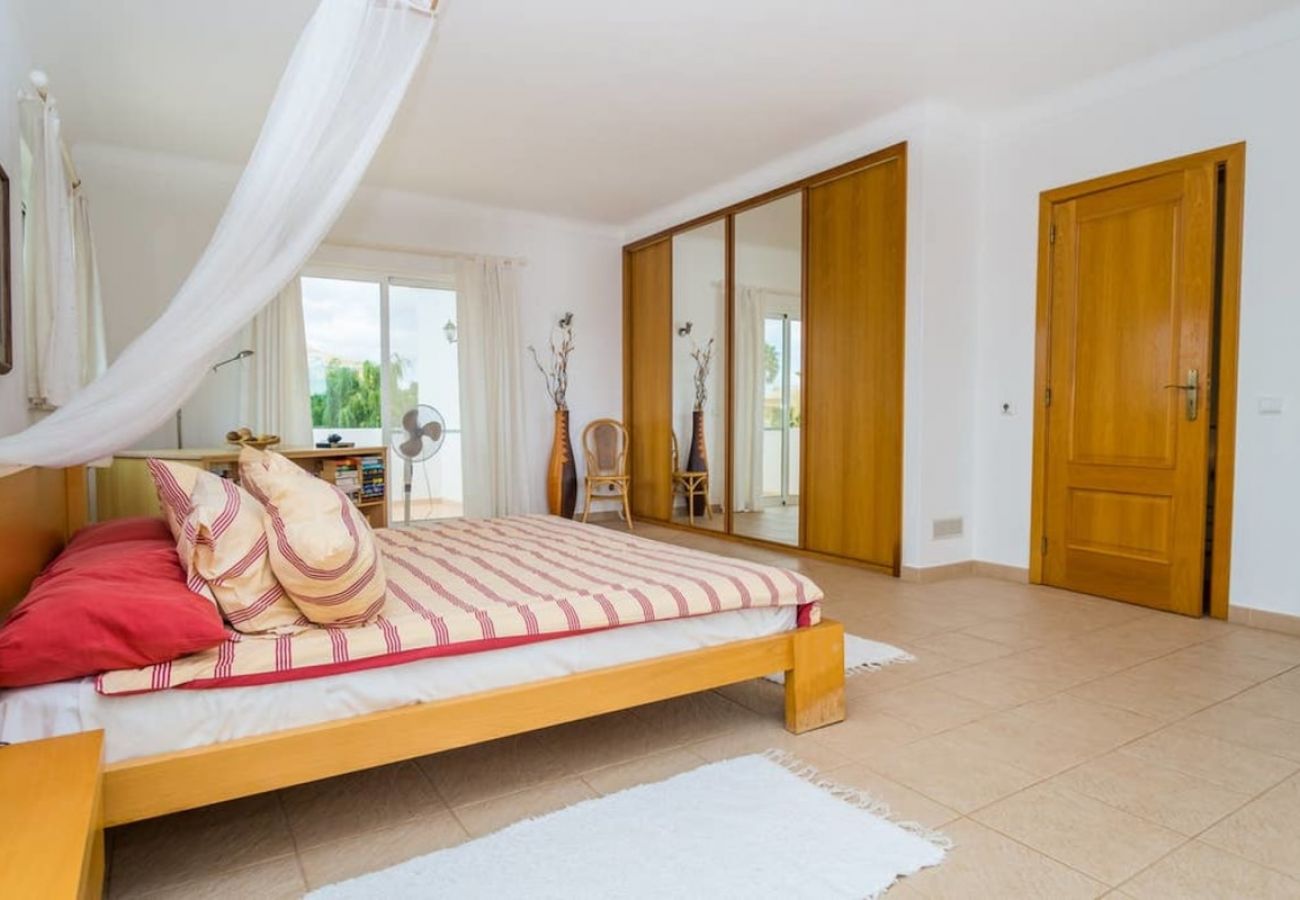 Villa in Salicos - Casa Figueira - Heated swimming pool, 5 minute drive to beach and town centre