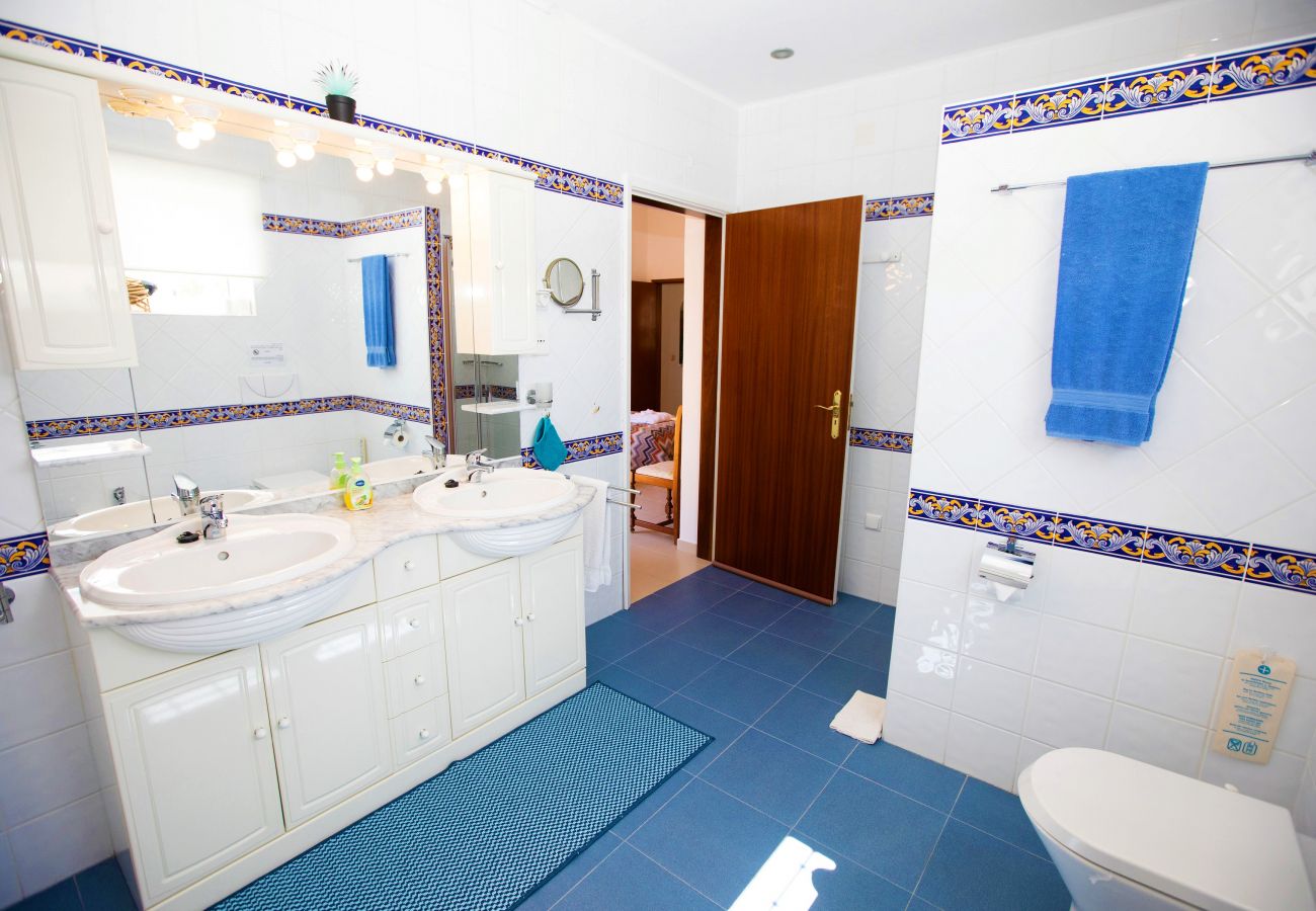 Villa in Carvoeiro - Casa do Verao - Heated swimming pool, ping pong table, walking distance to beach