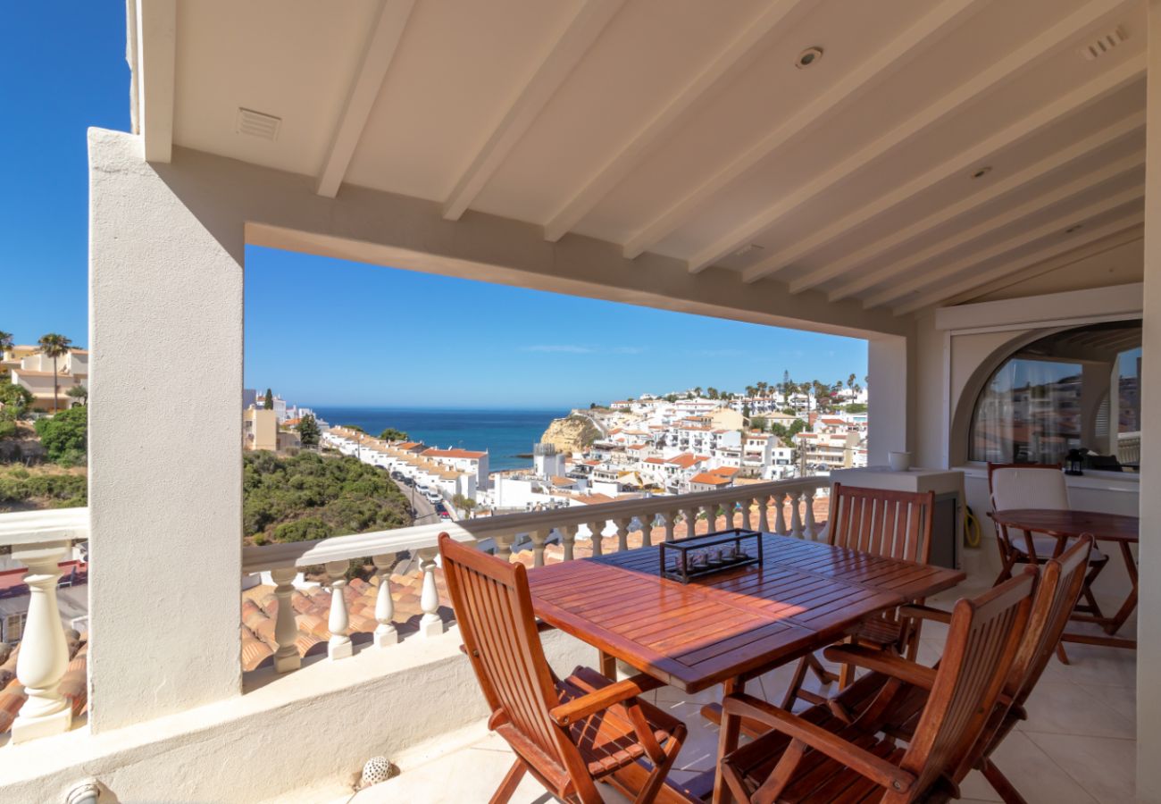 House in Carvoeiro - Casa Monsoria - sea views, private pool, walking distance to beach & town centre