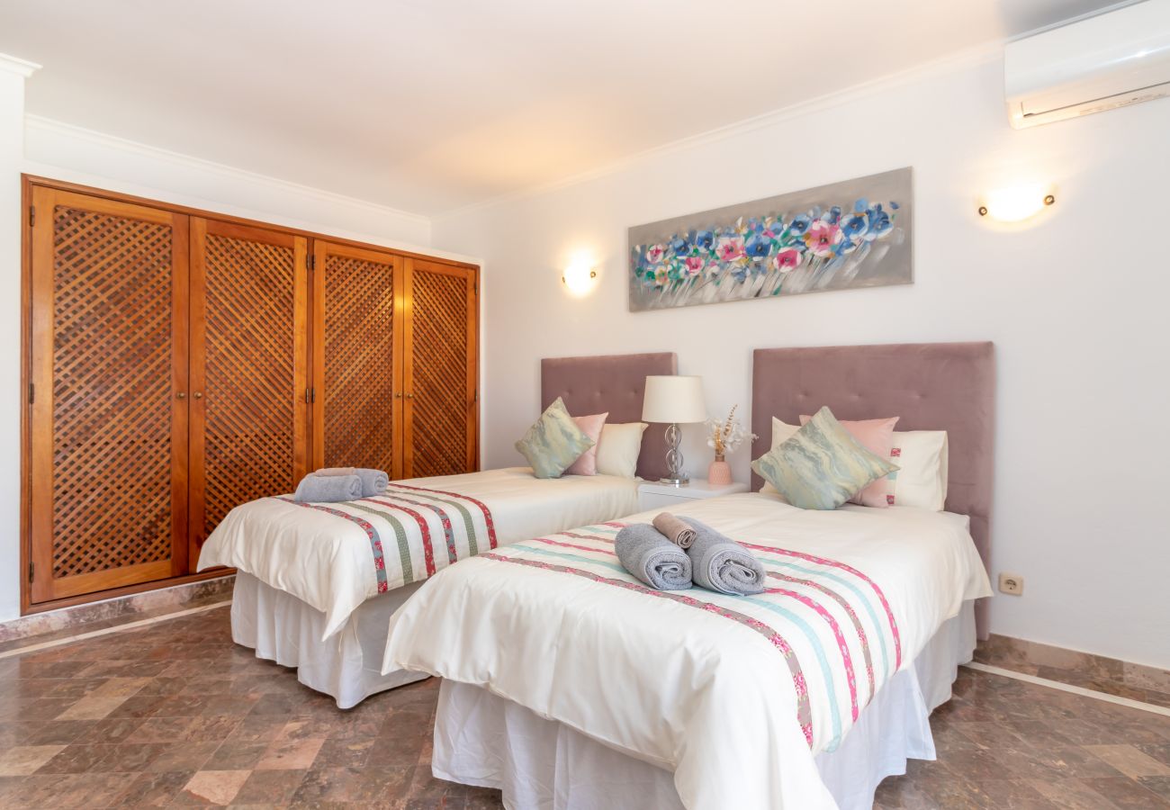 Villa in Carvoeiro - Casa da Saudade - Heated swimming pool, walking distance to town and beach