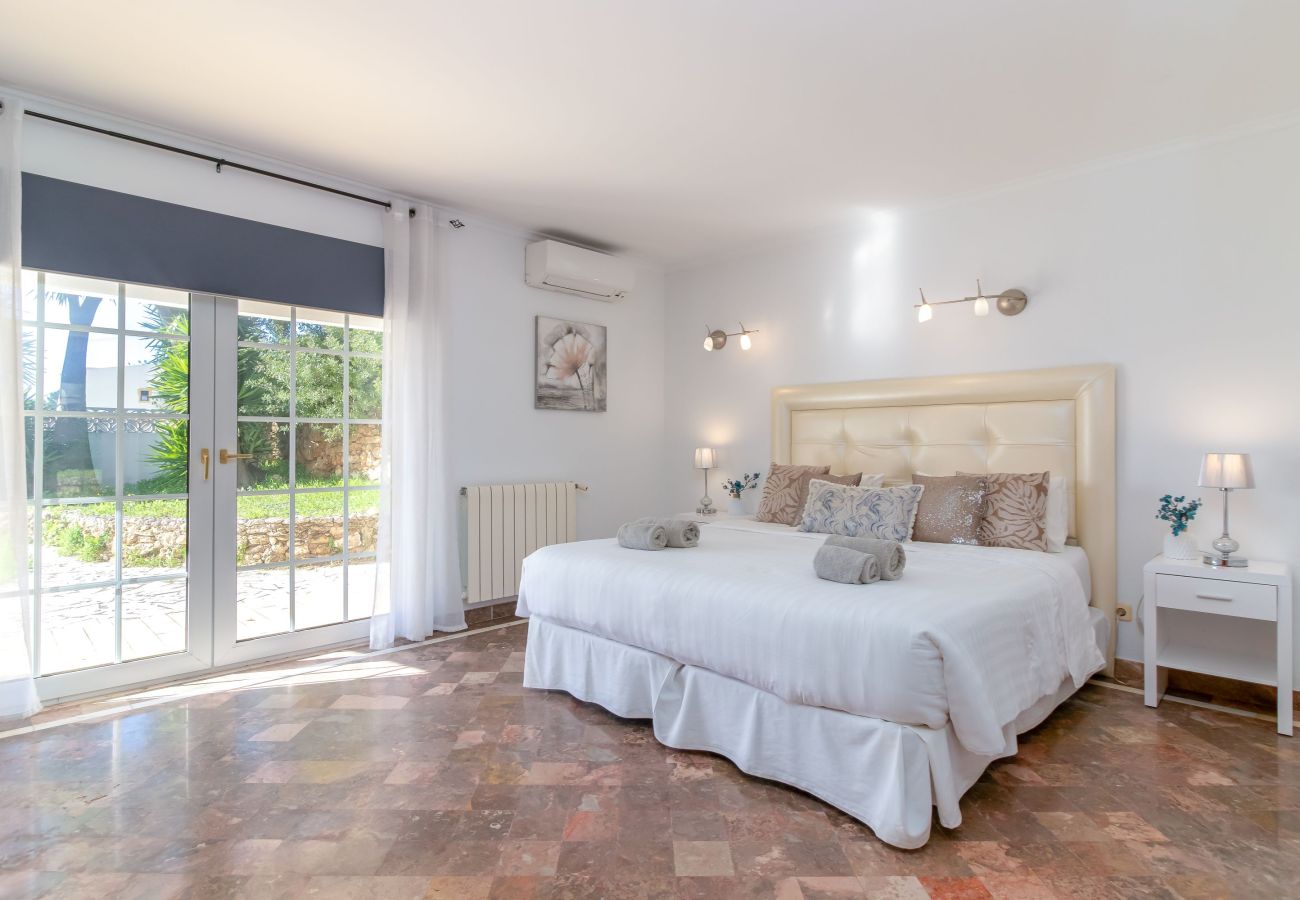 Villa in Carvoeiro - Casa da Saudade - Heated swimming pool, walking distance to town and beach