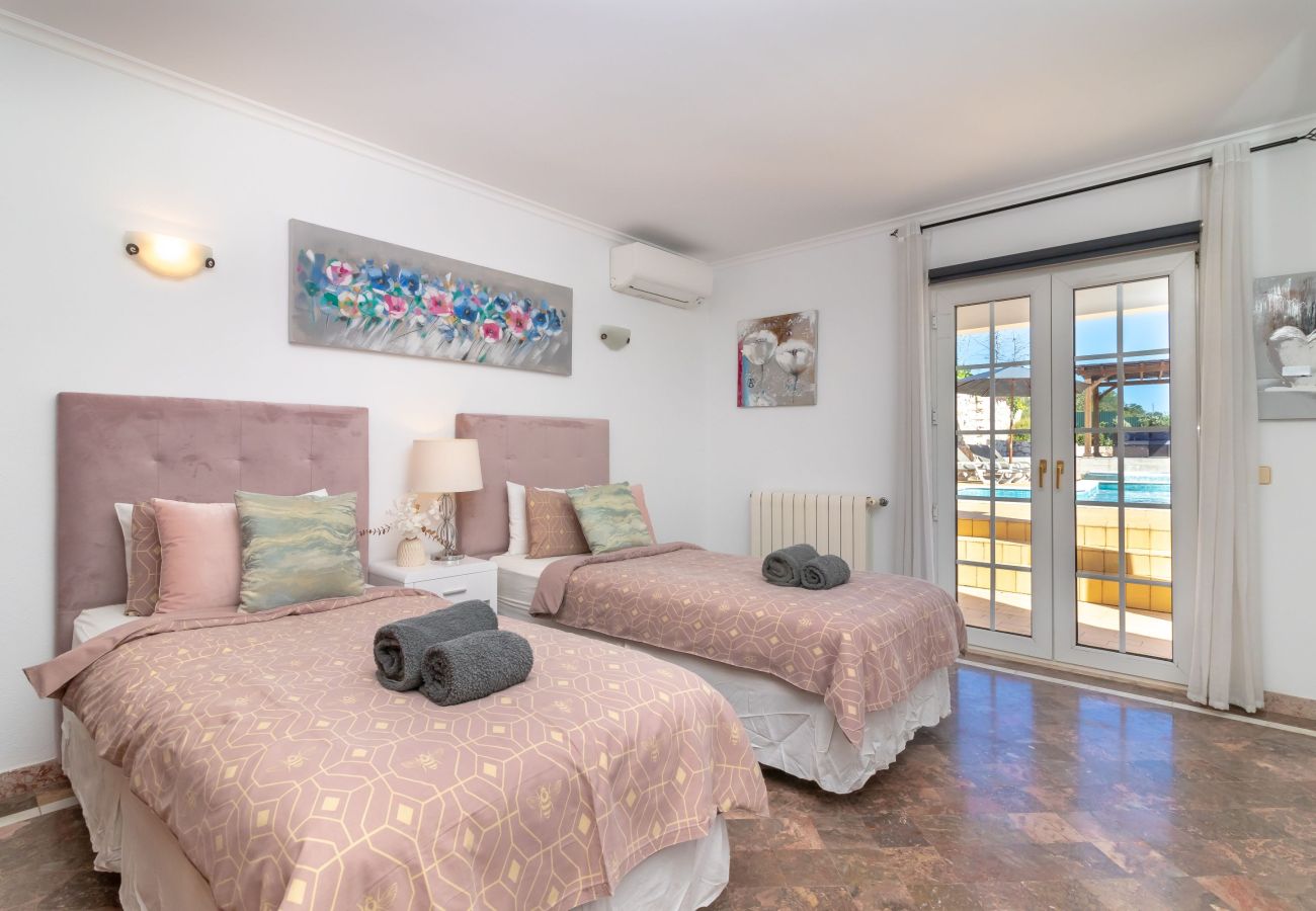 Villa in Carvoeiro - Casa da Saudade - Heated swimming pool, walking distance to town and beach