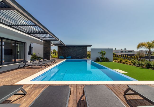 Villa in Carvoeiro - Vivenda Boa Vida - Luxury villa, heated infinity pool, jacuzzi, 8 pax