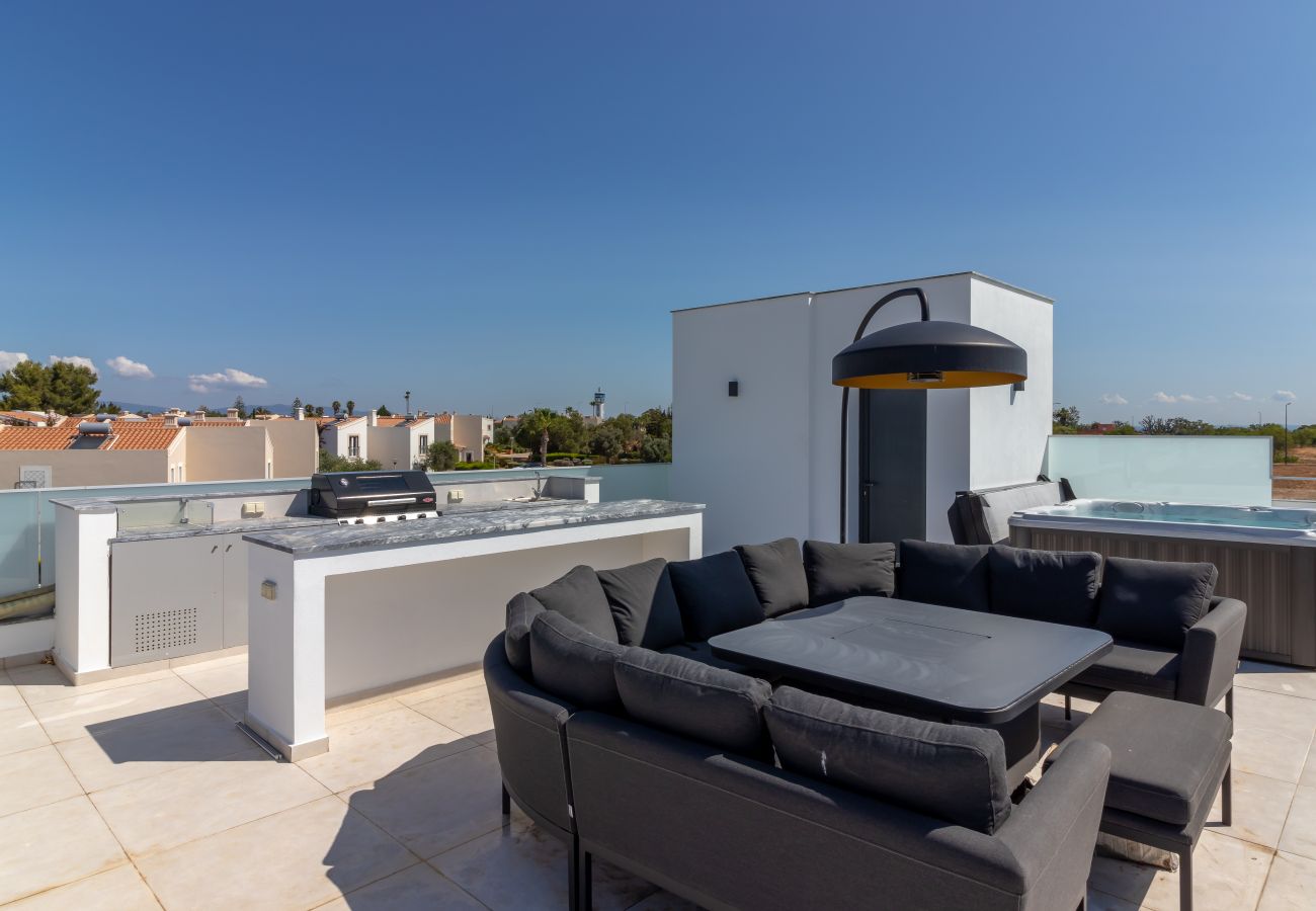 Villa in Carvoeiro - Vivenda Boa Vida - Luxury villa, heated infinity pool, jacuzzi, 8 pax