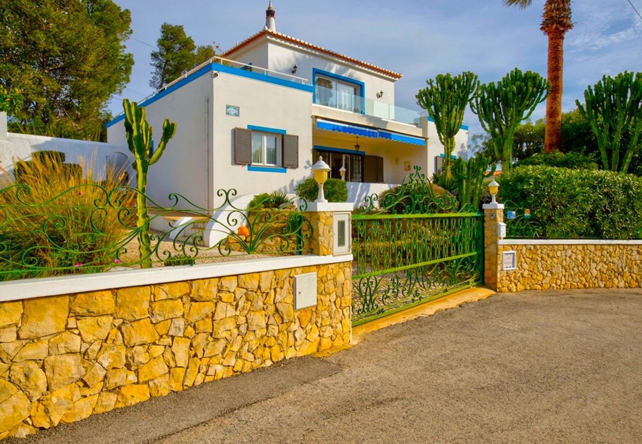 Villa in Carvoeiro - Casa Rosfra - 4 bed villa with heated pool and only 300m from the beach