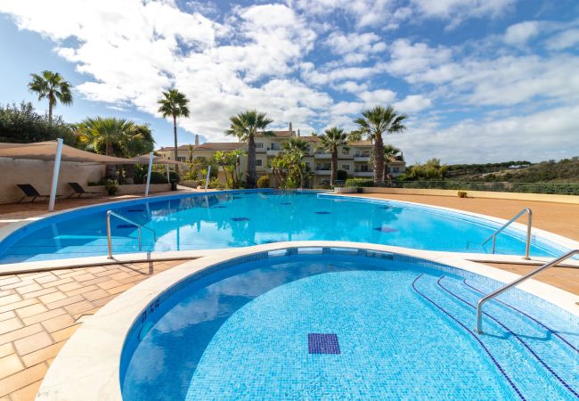 Townhouse in Carvoeiro - Casa Presa Da Moura - 2 bed house with sea views with communal pools and gym