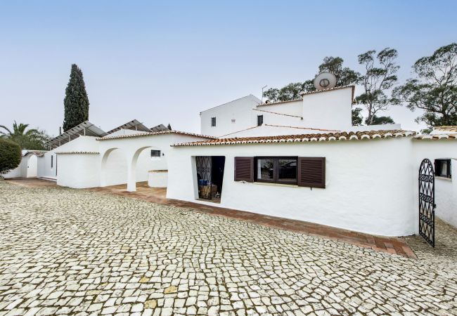 Villa in Carvoeiro - 4 Bed Villa With Pool & Tennis Court & Walking Distance to Town Centre