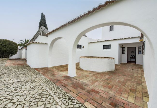 Villa in Carvoeiro - 4 Bed Villa With Pool & Tennis Court & Walking Distance to Town Centre
