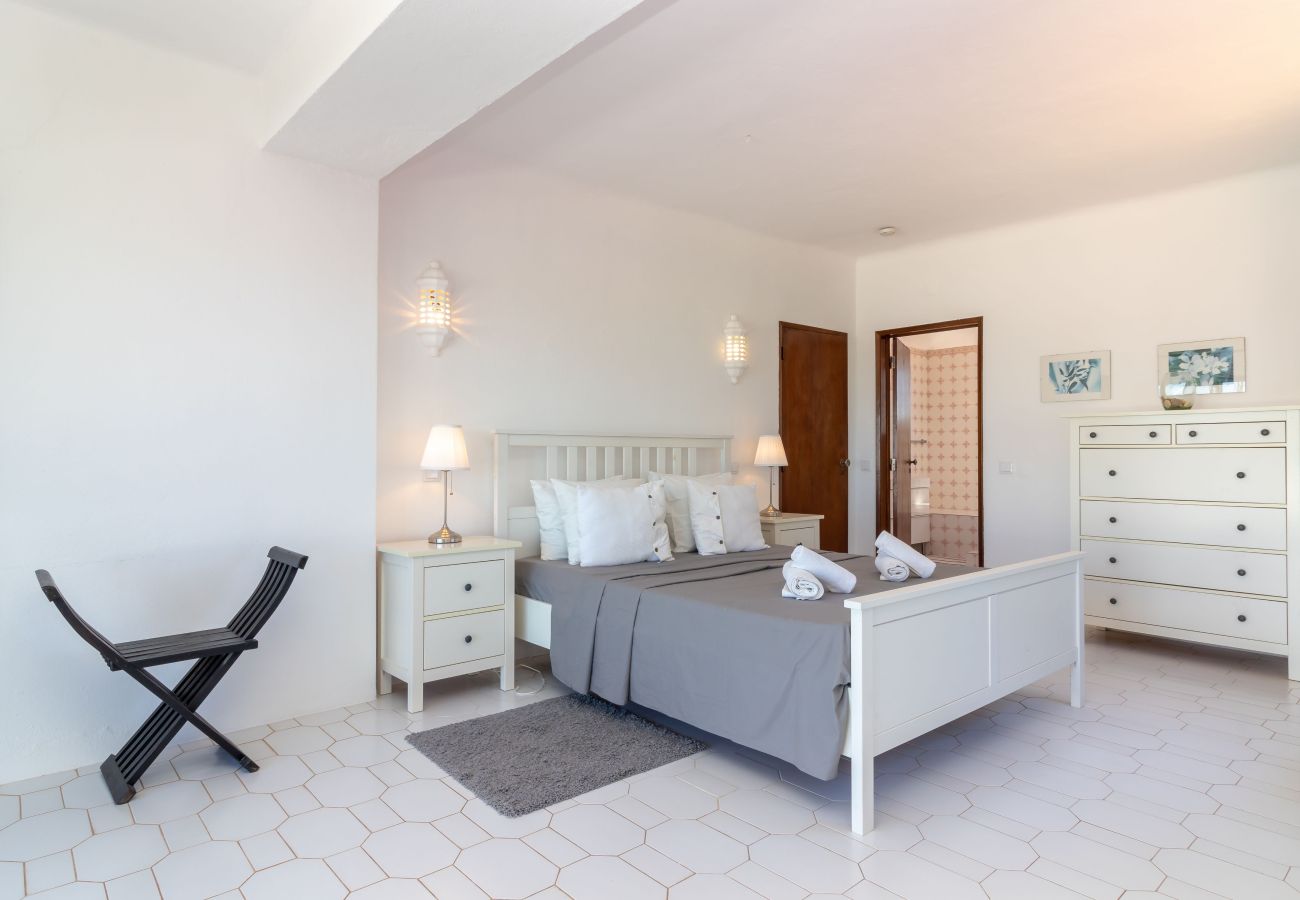 Villa in Carvoeiro - 4 Bed Villa With Pool & Tennis Court & Walking Distance to Town Centre