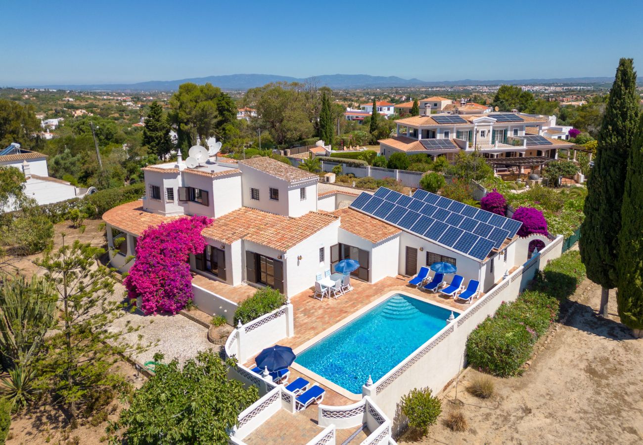 Villa in Carvoeiro - 4 Bed Villa With Pool & Tennis Court & Walking Distance to Town Centre