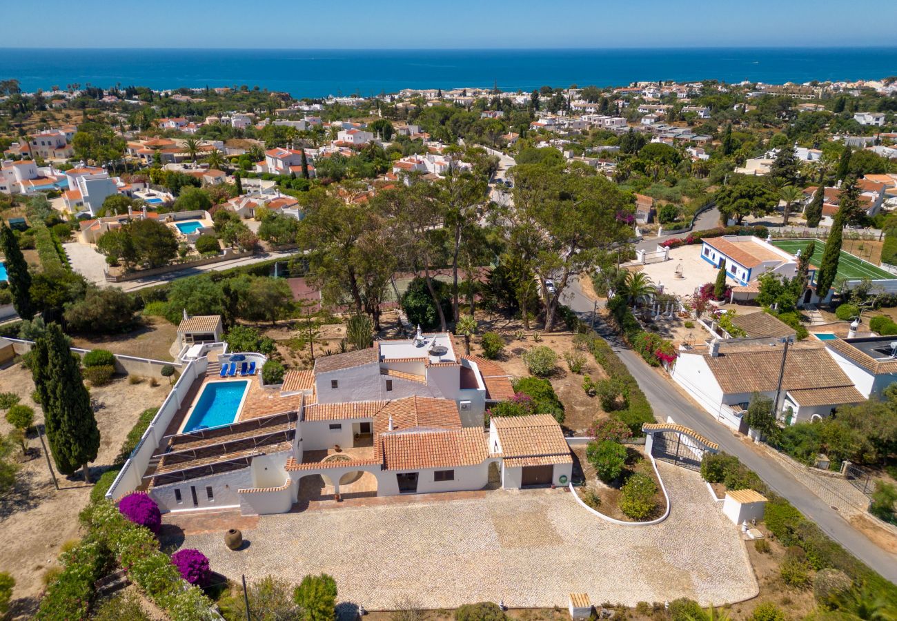 Villa in Carvoeiro - 4 Bed Villa With Pool & Tennis Court & Walking Distance to Town Centre