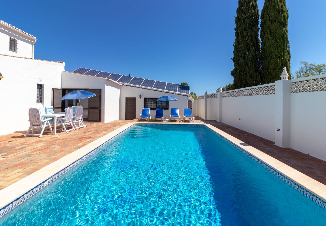 Villa in Carvoeiro - 4 Bed Villa With Pool & Tennis Court & Walking Distance to Town Centre