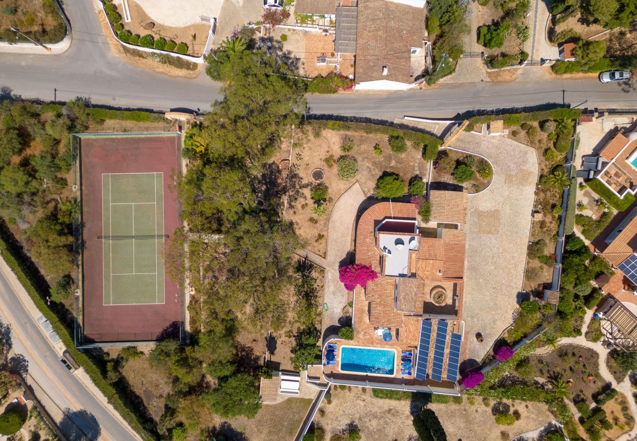 Villa in Carvoeiro - 4 Bed Villa With Pool & Tennis Court & Walking Distance to Town Centre