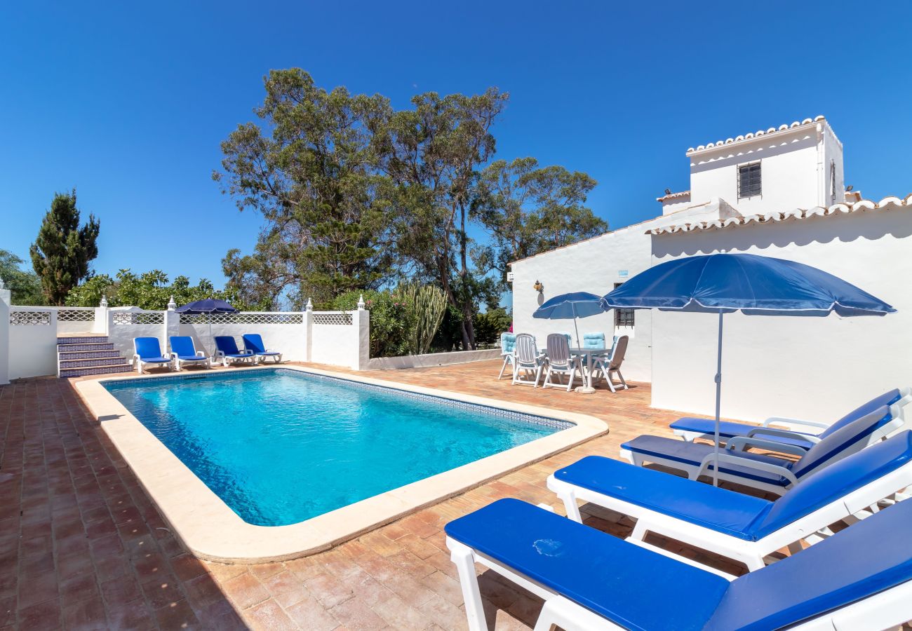 Villa in Carvoeiro - 4 Bed Villa With Pool & Tennis Court & Walking Distance to Town Centre