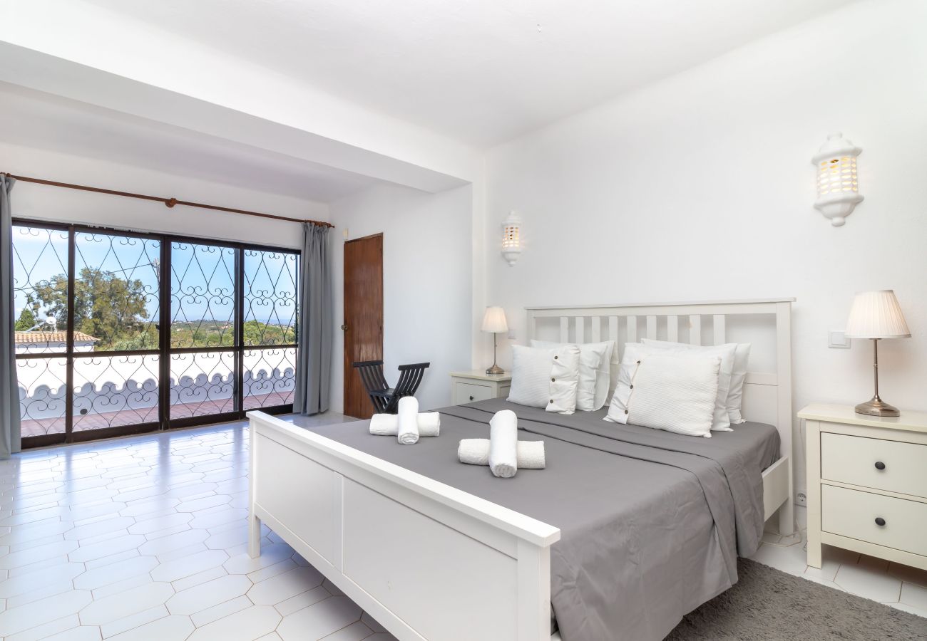 Villa in Carvoeiro - 4 Bed Villa With Pool & Tennis Court & Walking Distance to Town Centre