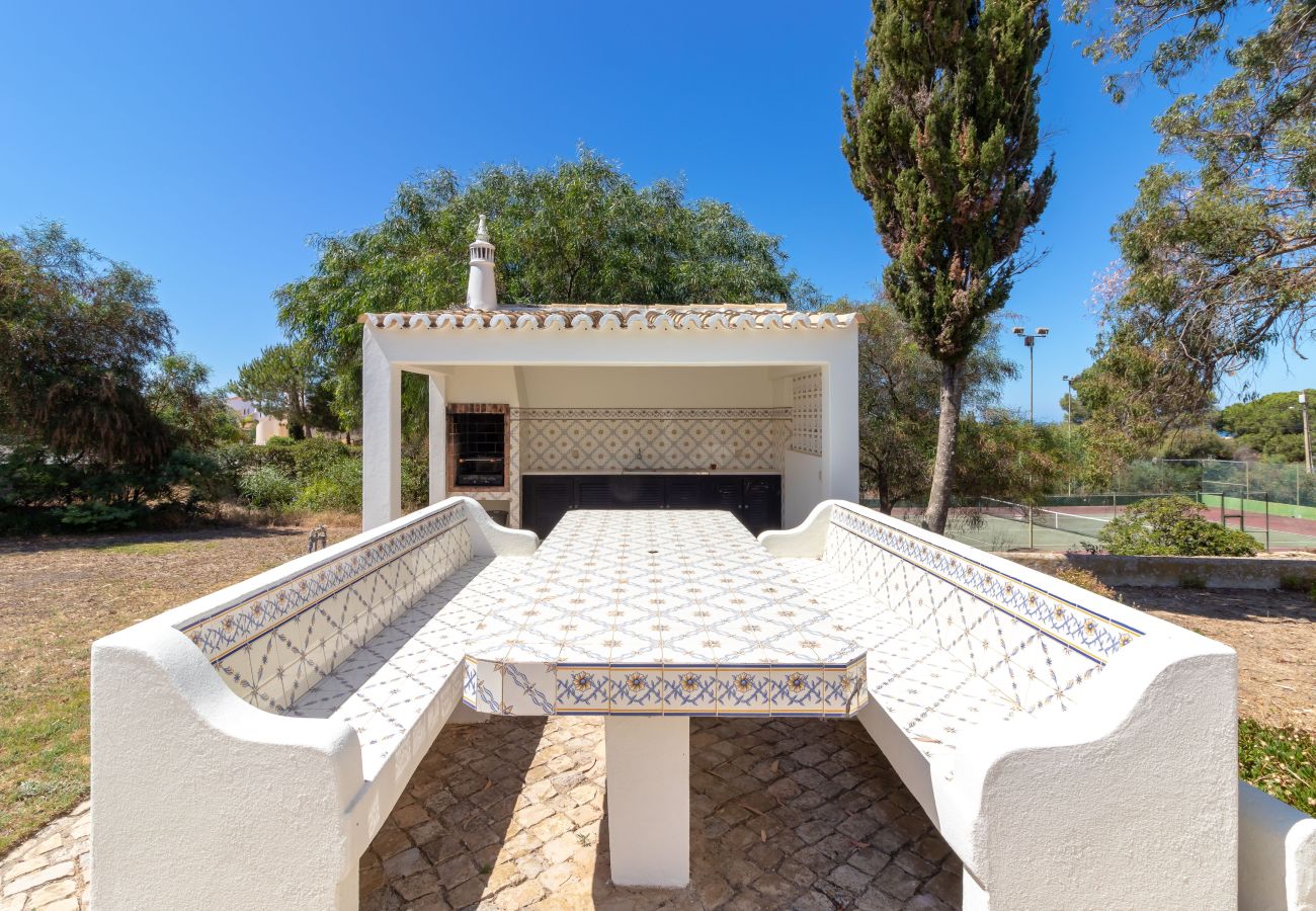 Villa in Carvoeiro - 4 Bed Villa With Pool & Tennis Court & Walking Distance to Town Centre