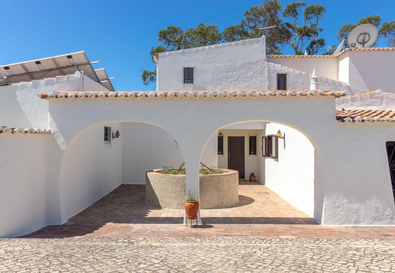 Villa in Carvoeiro - 4 Bed Villa With Pool & Tennis Court & Walking Distance to Town Centre