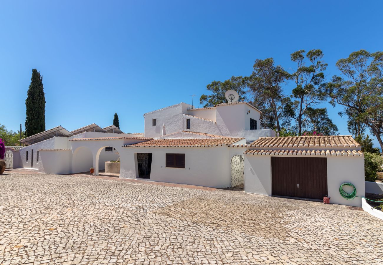 Villa in Carvoeiro - 4 Bed Villa With Pool & Tennis Court & Walking Distance to Town Centre