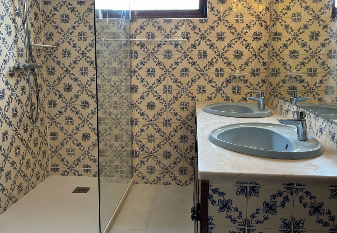 Villa in Carvoeiro - 4 Bed Villa With Pool & Tennis Court & Walking Distance to Town Centre